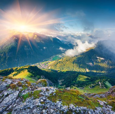 Campitello Di Fassa köyünün sisli kuşbakışı görüntüsü. Dolomite Alplerinde güneşli bir sabah, Güney Tyrol, İtalya, Avrupa.