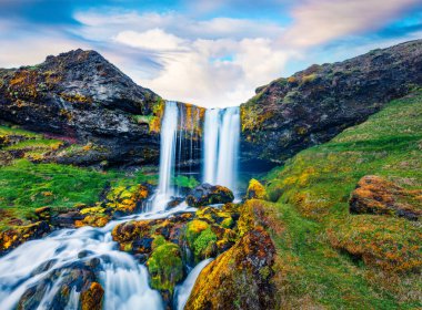 Koyun Şelalesi 'nin muhteşem düşen suları. İzlanda, Avrupa 'da resim gibi bir yaz sabahı. Doğa konseptinin güzelliği. 