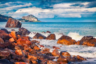 Rais Gerbi Pelerini 'nin muhteşem evivg sahnesi. Akdeniz 'in resimli deniz manzarası. Celalu Burnu, Sicilya, İtalya, Avrupa manzarası. Torre Conca sahilinin kasvetli yaz manzarası. 