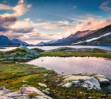 Grimselpass 'ın tepesindeki Totensee Gölü' nde renkli bir yaz akşamı. İsviçre Alpleri, Bern Kantonu, İsviçre, Avrupa 'da güneşli bir açık hava sahnesi. İşlenmiş fotoğraf sonrası sanatsal stil.
