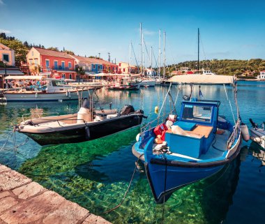 Fiskardo limanının muhteşem yaz manzarası. İyon Denizi 'nin harika sabah deniz manzarası. Kefalonia Adası, Yunanistan ve Avrupa 'nın muhteşem açık hava manzarası. Seyahat konsepti arka planı.