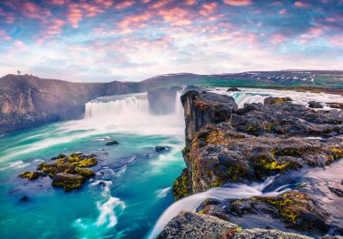 Godafoss Şelalesi 'nde yaz sabahı sahnesi. İzlanda, Avrupa 'daki Skjalfandafljot nehrinde renkli bir gün doğumu. İşlenmiş fotoğraf sonrası sanatsal stil.