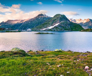 Grimselpass 'ın tepesindeki Totensee Gölü' nde renkli bir yaz akşamı. İsviçre Alpleri, Bern Kantonu, İsviçre, Avrupa 'da güneşli bir açık hava sahnesi. İşlenmiş fotoğraf sonrası sanatsal stil.