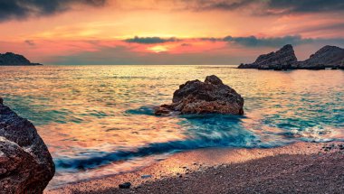 Petani Sahili 'nin inanılmaz yaz manzarası. Sefalonya Adası, Yunanistan, Avrupa 'nın muhteşem günbatımı sahnesi. Akdeniz 'in resimli deniz manzarası. Doğa konseptinin güzelliği