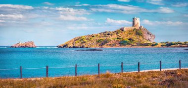 Torre del Coltellazzo o di Sant 'Efisio kulesinin panoramik yaz manzarası. Sardunya Adası, İtalya, Avrupa 'nın güneşli sabah manzarası. Akdeniz 'in çarpıcı deniz manzarası. Seyahat konsepti arka planı