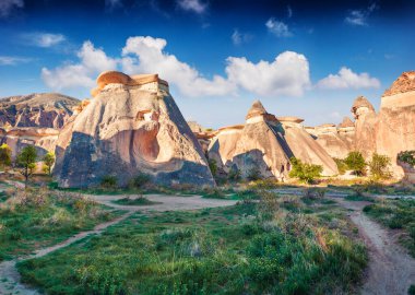 Asya 'nın Orta Anadolu Bölgesi' nde Nevsehir Eyaleti Kapadokya 'nın Cavusin köyü yakınlarındaki kanyonda muhteşem kumtaşı formları. Doğa konseptinin güzelliği.