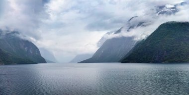 Eikesdalsvatnet Gölü 'nün dramatik yaz manzarası, Nesset Belediyesi daha fazla og Romsdal ilçesinde. Norveç, Avrupa 'nın puslu sabah manzarası. Doğa konseptinin güzelliği.