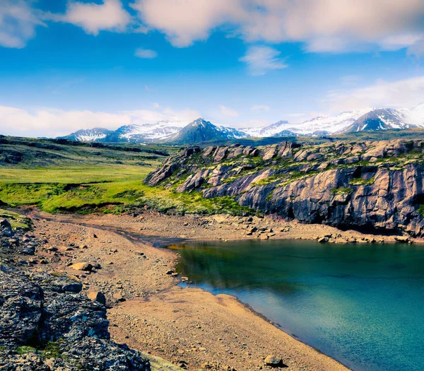 Paisaje Típico Islandés Con Cresta Volcánica Lagos Agua Pura Colorida —  Fotos de Stock