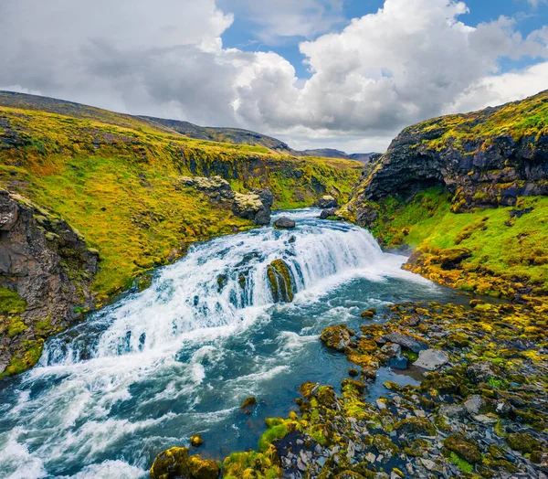 Skoga nehrinde muhteşem bir şelale sahnesi. Turist yürüyüşünden ünlü Skogafoss şelalesinden İzlanda, Avrupa 'daki nehrin tepesine kadar uzanan hava manzarası..
