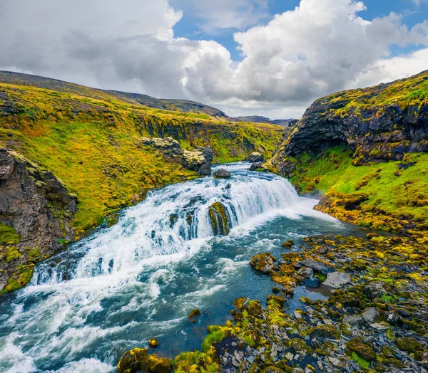 スコガ川の滝の素晴らしい夏のシーン 有名なスコガフォス滝から川の上 アイスランド ヨーロッパへの観光トレッキングからの空中夏の景色 — ストック写真