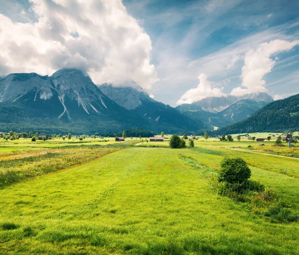Groene Weide Golfclub Zugspitze Lermoos Dorpsplaats Kleurrijke Zomerochtend Oostenrijkse Alpen — Stockfoto