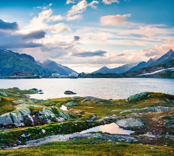 Grimselpass 'ın tepesindeki Totensee Gölü' nde renkli bir yaz akşamı. İsviçre Alpleri, Bern Kantonu, İsviçre, Avrupa 'da güneşli bir açık hava sahnesi. İşlenmiş fotoğraf sonrası sanatsal stil.