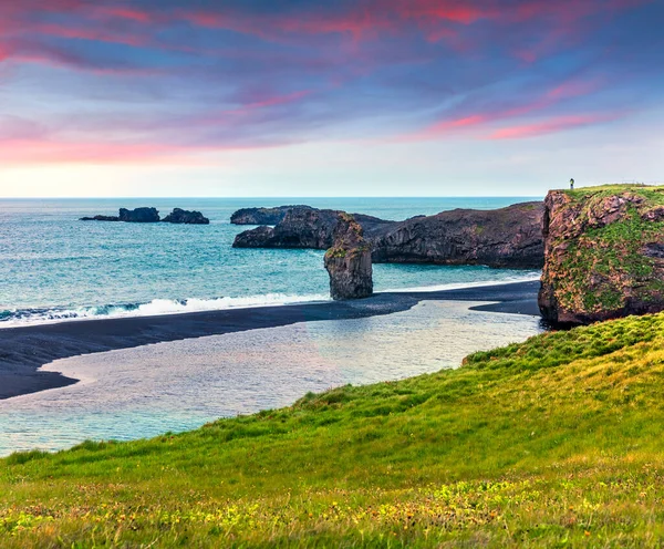 Härlig Sommarsoluppgång Dyrholaey Naturreservat Med Ensam Man Klippan Fantastisk Utsikt — Stockfoto