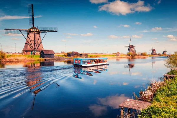 Hollanda 'daki Kinderdijk Müzesi' nin ünlü yel değirmenleri. Kırsal kesimde güneşli bir bahar sabahı. Hollanda, Avrupa 'da renkli bir açık hava sahnesi. UNESCO Dünya Mirası Alanı. İşlenmiş fotoğraf sonrası sanatsal stil.