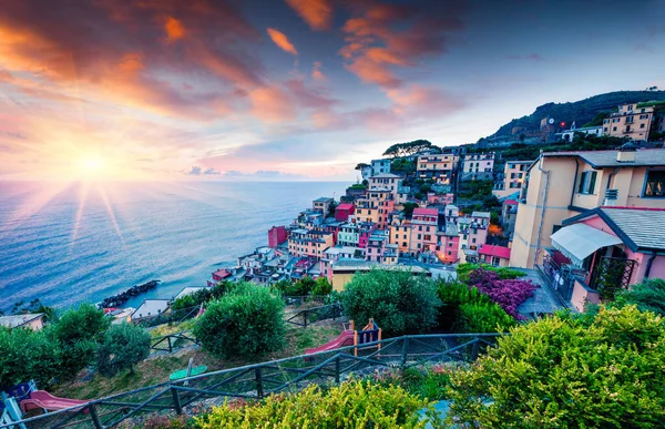구릉지의 도시는 도시의 조레이다 이탈리아 리구리아 유럽의 아름다운 지중해 바다의 — 스톡 사진