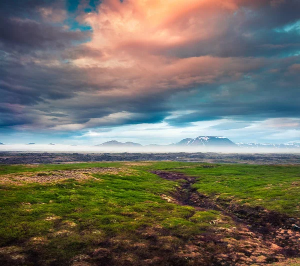 Τυπικό Ισλανδικό Τοπίο Ομιχλώδη Βουνά Στον Ορίζοντα Πολύχρωμο Καλοκαιρινό Ξημέρωμα — Φωτογραφία Αρχείου