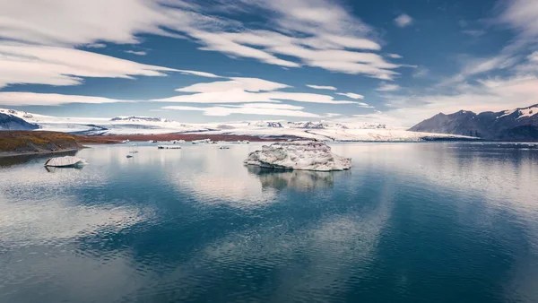 从无人驾驶飞机上看到的在Jokulsarlon冰川湖中漂浮蓝色冰山 Vatnajokull国家公园具有戏剧性的夏季风景 欧洲精彩的晨景 — 图库照片