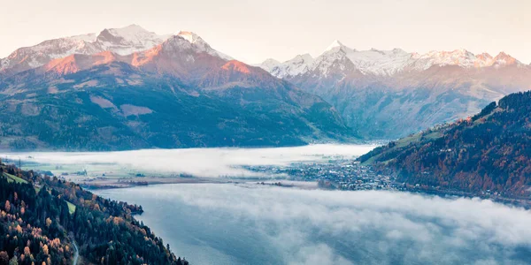 背景是格罗斯克纳峰的晨雾中Zell湖的风景画 奥地利 Zell See镇多雾的秋日日出 安装夹滤清器调音 Orton效应 — 图库照片