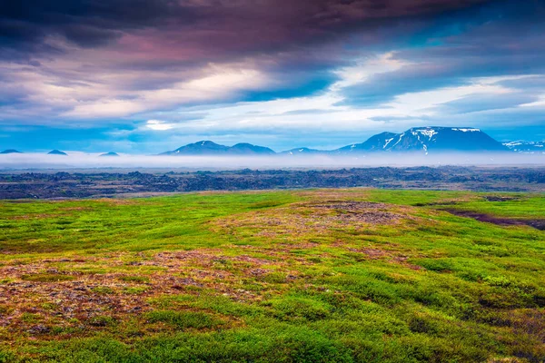 Типовий Ісландський Пейзаж Туманними Горами Горизонті Яскравий Літній Схід Сонця — стокове фото