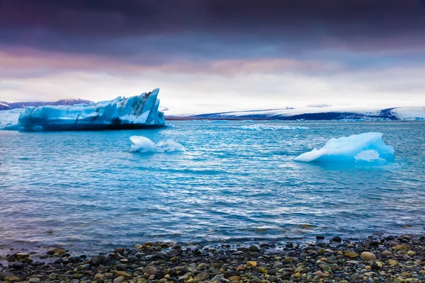 Μπλε Παγόβουνα Επιπλέουν Στην Παγωμένη Λιμνοθάλασσα Jokulsarlon Πολύχρωμο Καλοκαιρινό Ηλιοβασίλεμα — Φωτογραφία Αρχείου