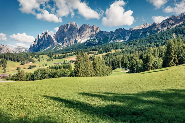 意大利贝鲁诺省多洛米蒂阿尔卑斯山壮观的夏季风景 乡村音乐的美感背景 — 图库照片