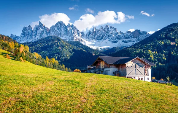 在Geisler或Odle Dolomites Group前面的Santa Maddalena村的壮丽景色 意大利 欧洲的白云石阿尔卑斯山秋天的美景多姿多彩 旅行概念背景 — 图库照片