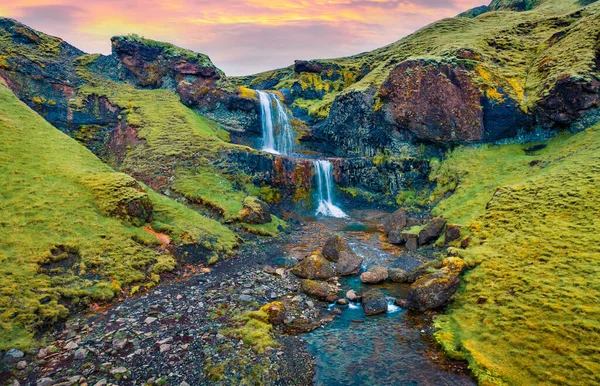 드론으로 시야를 이름없는 폭포의 월에는 아이슬란드 해안의 언덕이었습니다 자연의아름다움 — 스톡 사진