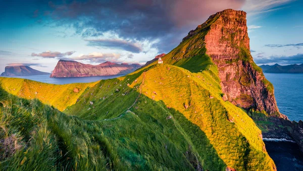 Nádherný Večerní Pohled Maják Kallur Ostrov Kalsoy Nádherný Letní Západ — Stock fotografie