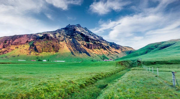 Jellemző Jégmező Közelében Skogafoss Vízesés Dél Izlandon Európában Zöld Nyári — Stock Fotó