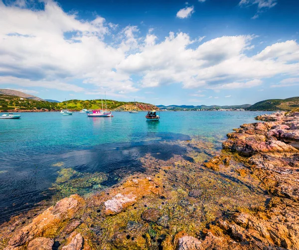 Nuevo Loca Sahili 'nin muhteşem bahar manzarası. Ege Denizi 'nin güneşli sabah deniz manzarası, Palaia Fokaia konumu, Yunanistan, Avrupa. Doğa konseptinin güzelliği.