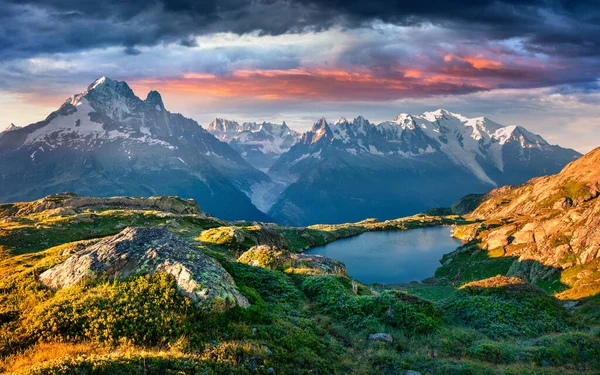 色彩艳丽的夏季日出在湖畔的湖畔 背景是勃朗峰 蒙彼安哥 位于沙蒙尼克斯 法国格拉安阿尔卑斯山瓦隆德贝拉德自然保护区美丽的户外风景 — 图库照片
