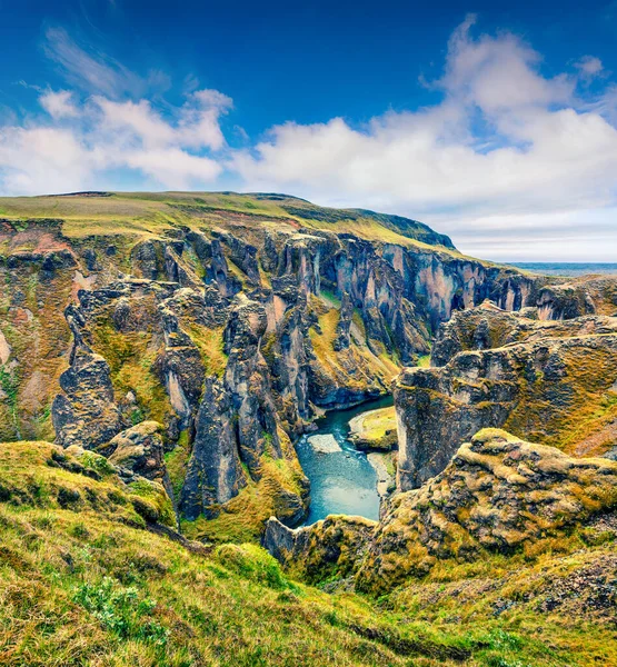 Malebný Výhled Kaňon Fjadrargljufur Řeku Barevná Letní Scéna Jihovýchodním Islandu — Stock fotografie