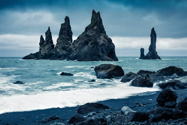 Atlantik Okyanusu 'ndaki Reynisdrangar kayalıklarının dramatik deniz manzarası. Güney İzlanda 'da karanlık bir yaz sabahı, Vik Köyü, Avrupa. İşlenmiş fotoğraf sonrası sanatsal stil.
