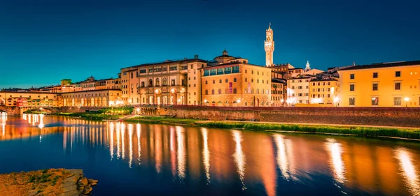 Arka planda Eski Saray (Palazzo Vecchio veya Palazzo della Signoria) ve Arno Nehri üzerinde Ponte Vecchio köprüsü bulunan panoramik şehir manzarası. İtalya, Avrupa 'nın renkli gece manzarası. 