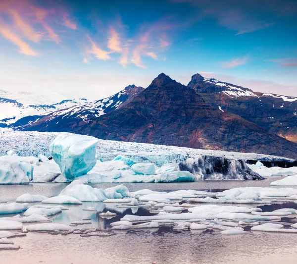 Caixa Gelo Flutuante Lagoa Glaciar Fjallsarlon Nascer Sol Colorido Verão — Fotografia de Stock