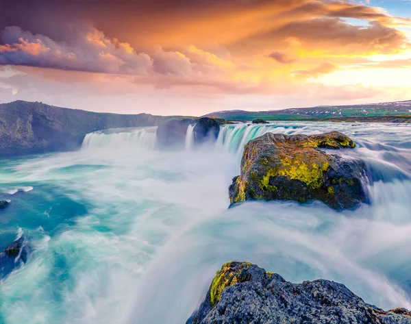 Godafoss Şelalesi 'nde yaz sabahı sahnesi. İzlanda, Avrupa 'daki Skjalfandafljot nehrinde renkli bir günbatımı. İşlenmiş fotoğraf sonrası sanatsal stil.