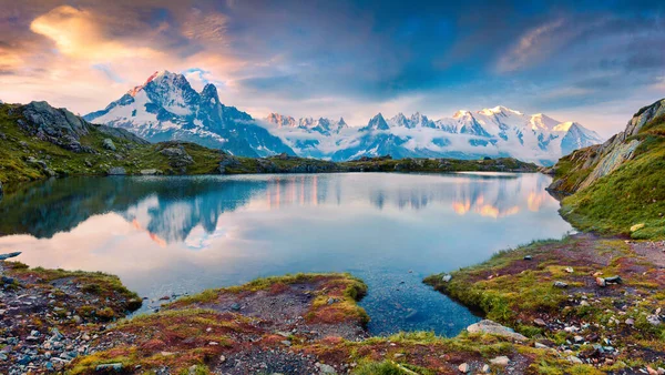 色彩斑斓的夏日早晨 在湖畔的湖畔 背景是勃朗峰 蒙彼安哥 位于沙门尼克斯 法国格拉安阿尔卑斯山瓦隆德贝拉德自然保护区美丽的户外风景 — 图库照片