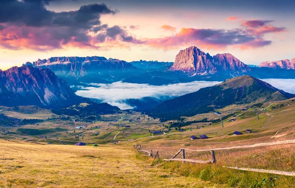 Színes Nyári Napfelkelte Dolomite Alpokban Augusztus Gardena Völgyében View Sassolungo — Stock Fotó