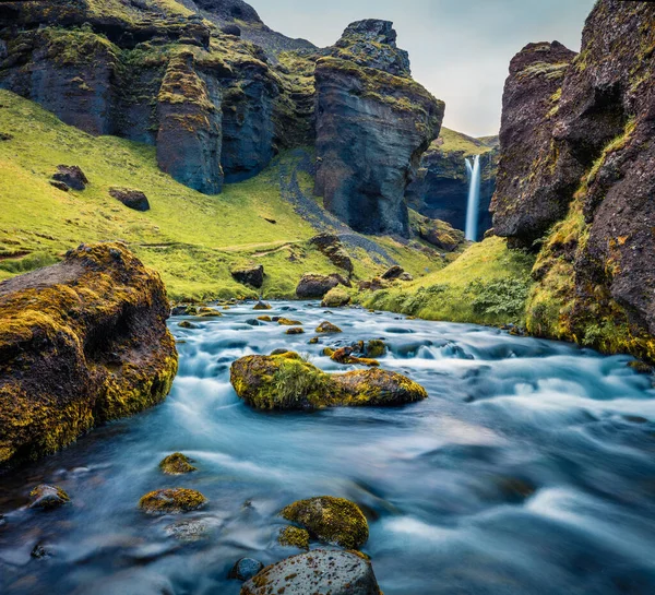 Spettacolare Vista Sul Sole Mezzanotte Kvernufoss Watterfall Triste Scena Estiva — Foto Stock