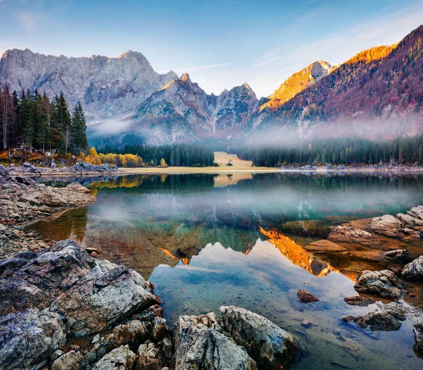 Nebel Herbst Blick Auf Fusine See Malerische Morgenlandschaft Der Julischen — Stockfoto