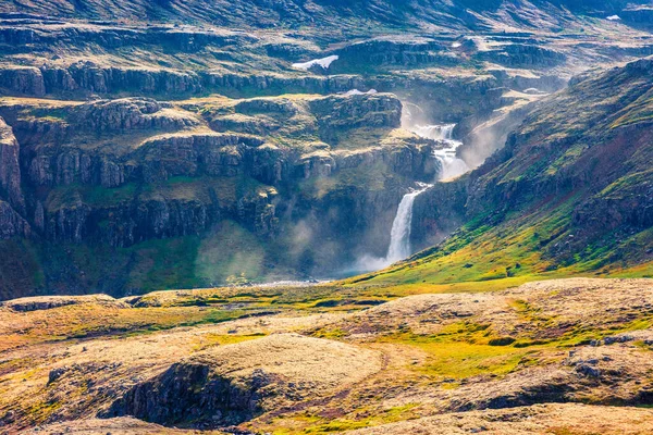 Paisagem Típica Islandesa Nas Montanhas Manhã Verão Colorido Com Cachoeira — Fotografia de Stock