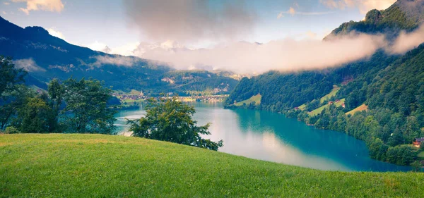 Nebliges Sommerpanorama Vom Lungerersee Bunte Morgensicht Auf Die Schweizer Alpen — Stockfoto