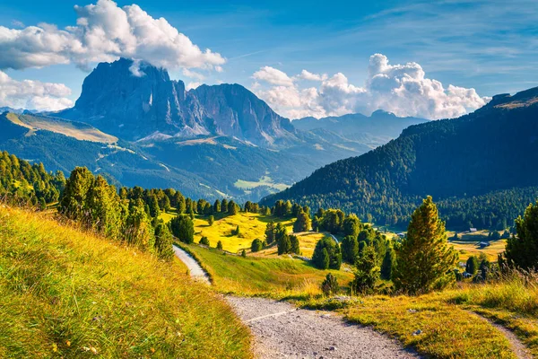 가데나 골짜기에 여름에 산맥의 아름답게 펼쳐지고 Dolomite Alves Location Ortisei — 스톡 사진