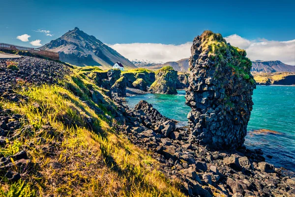 Verbazingwekkend Gevormde Basaltzuilen Aan Oevers Van Atlantische Oceaan Zonnig Uitzicht — Stockfoto