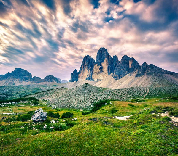 Fantastische Farbenlandschaft Nationalpark Tre Cime Lavaredo Sommersonnenaufgang Den Dolomiten Südtirol — Stockfoto