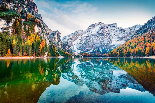 Erster Schnee Pragser See Farbenfrohe Herbstlandschaft Den Italienischen Alpen Naturpark — Stockfoto