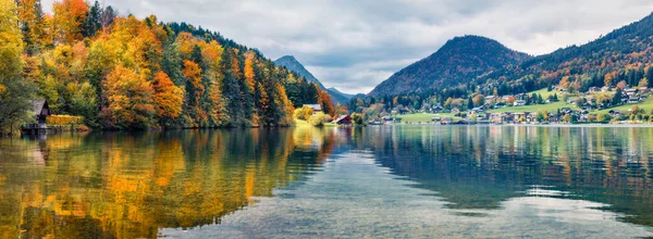 Panoramiczny Widok Jesieni Jezioro Grundlsee Gereat Poranna Scena Wsi Brauhof — Zdjęcie stockowe
