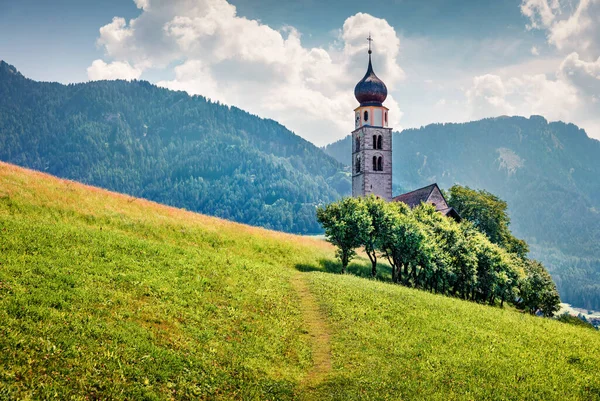 Castelrotto / Kastelruth köyündeki San Valentino Kilisesi 'nin muhteşem sabah manzarası. Güneşli yaz sahnesi Dolomiti Alpleri, Bolzano, Güney Tyrol, İtalya. Avrupa. Seyahat konsepti arka planı