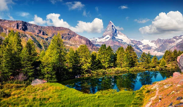 Grindjisee Gölü 'nün parlak yaz manzarası. Matterhorn (Monte Cervino, Mont Cervin) zirvesi, İsviçre Alpleri, Zermatt konumu, Valais kantonu, İsviçre, Avrupa. Doğa konseptinin güzelliği.