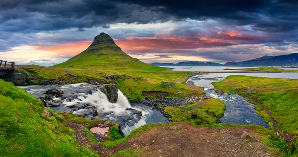 Sommersonnenuntergang Auf Dem Berühmten Kirkjufellsfoss Wasserfall Und Dem Kirkjufell Berg — Stockfoto